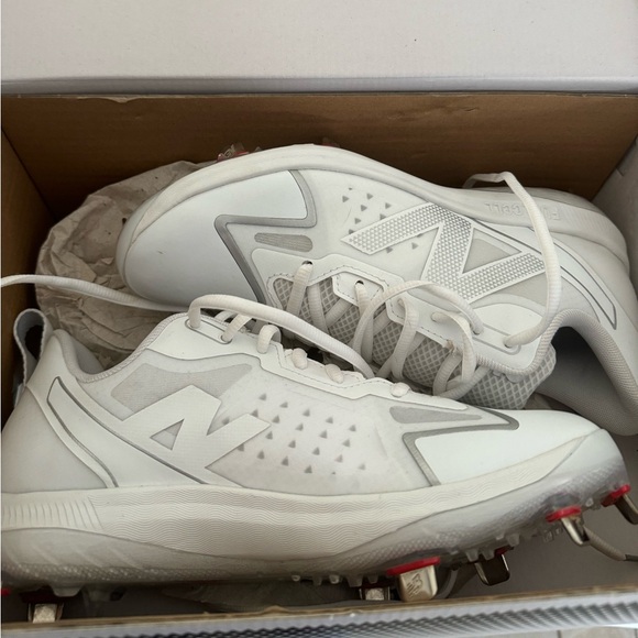 New Balance Women’s Metal Softball Cleats - Picture 2 of 8